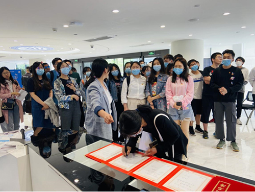 人民网智慧党建体验中心参观火爆  虚拟数字展厅即将上线
